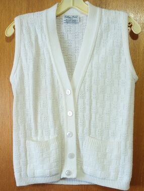 College Point Creamy White Sleeveless Button Down Sweater Vest w/ Pockets. Med?